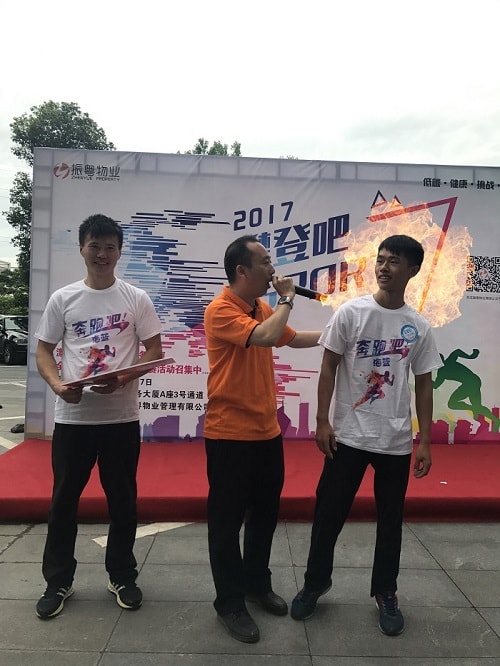 主持人采訪海藍(lán)機(jī)電員工 主持人采訪海藍(lán)機(jī)電員工